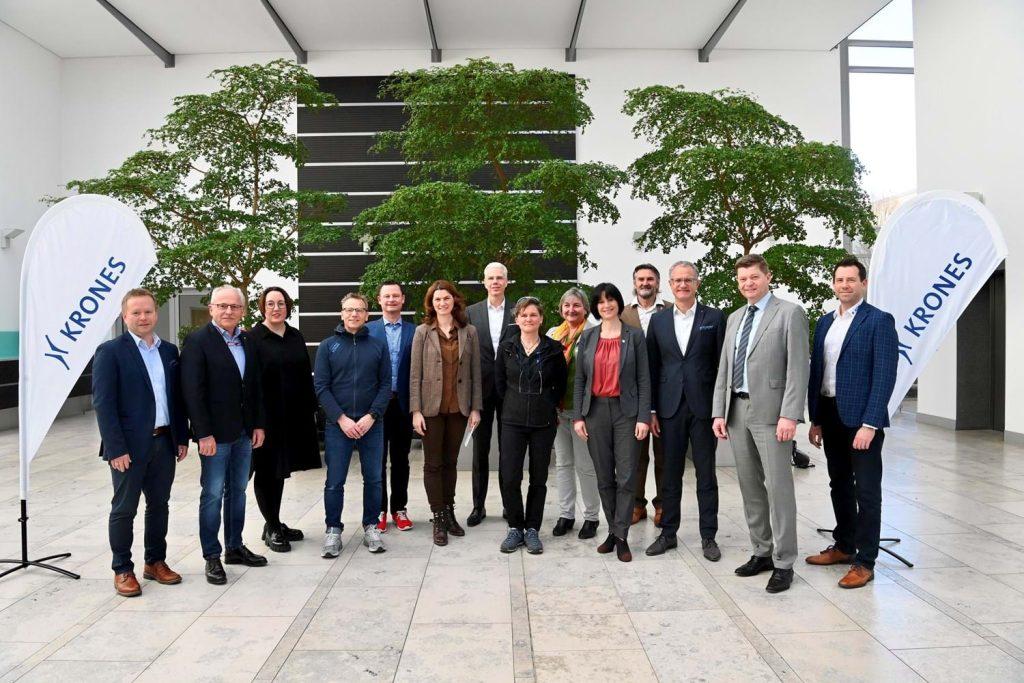 Gruppenfoto mit Sponsoren und Organisatoren des 14. Landkreislaufs 14. Landkreislauf Regensburg – Pressekonferenz bei der Krones AG in Neutraubling. Unser Bild zeigt v.l.n.r.: Dieter Reisinger, AOK, Albert Schindlbeck, Autohaus Schindlbeck, Saskia Graser, BMW Group Regensburg, Ralf König, Lauf und Berg König, Josef Weitzer, Krones AG, Betriebsratsvorsitzender, Landrätin Tanja Schweiger, Christoph Klenk, Krones AG, Vorstandsvorsitzender, Conni Boldt, Streckenplanerin, Maria Politzka, Sachgebietsleiterin Wirtschaft, Regionalentwicklung und Tourismus, Conny Haak, Sachbearbeiterin Hauptverwaltung, Rudolf Graß, Bürgermeister Obertraubling, Manfred Pitzl, Vorstand Sparkasse, Harald Stadler, Bürgermeister Neutraubling, Roland Kittel, R-KOM. Foto: H.C. Wagner