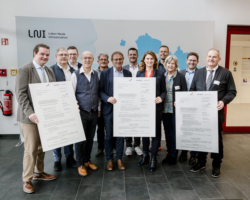 von links: Florian Obermeier (Bürgermeister Gemeinde Bernhardswald), Herbert Tischhörfer (Bürgermeister der Stadt Hemau), Christian Schmid (Bürgermeister der Stadt Velburg), Hans Schmid (Bürgermeister Gemeinde Laaber), Karl Söllner (Bürgermeister Gemeinde Brunn), Josef Bauer (Bürgermeister der Stadt Parsberg und Aufsichtsratvorsitzender der LNI), Meier Thomas (Bürgermeister Gemeinde Berngau), Tanja Schweiger (Landrätin Landkreis Regensburg und stellv. Aufsichtsratvorsitzende der LNI), Rene Meyer (Geschäftsführer der Laber-Naab Infrastruktur GmbH), Barbara Wilhelm (Bürgermeisterin Gemeinde Pentling), Martin Brix (Bürgermeister Gemeinde Sinzing), Toni Schmid (Bürgermeister Gemeinde Aufhausen)