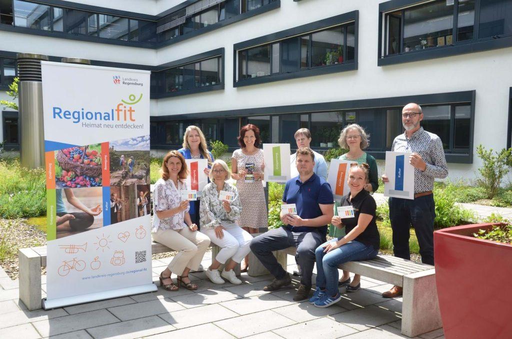 Drei Jahre „Regional fit“ – mit vier Säulen den Landkreis entdecken! Stehen für drei Jahre „Regional fit“: Landrätin Tanja Schweiger; Kerstin Grafenauer, Tourismusabteilung; Stephanie Fleiner, OGV-Kreisverband Regensburg; Projektleitung Monika Ernst; Dr. Susanne Engert, vhs Regensburger Land; Julius Kuschel, Öko-Modellregion; Gudrun Schmidbauer, Staatliches Berufliches Schulzentrum Regensburger Land; Heike Güßbacher, Kinder-Kochkurse; Dr. Thomas Feuerer, Kulturreferat. Foto: Beate Geier