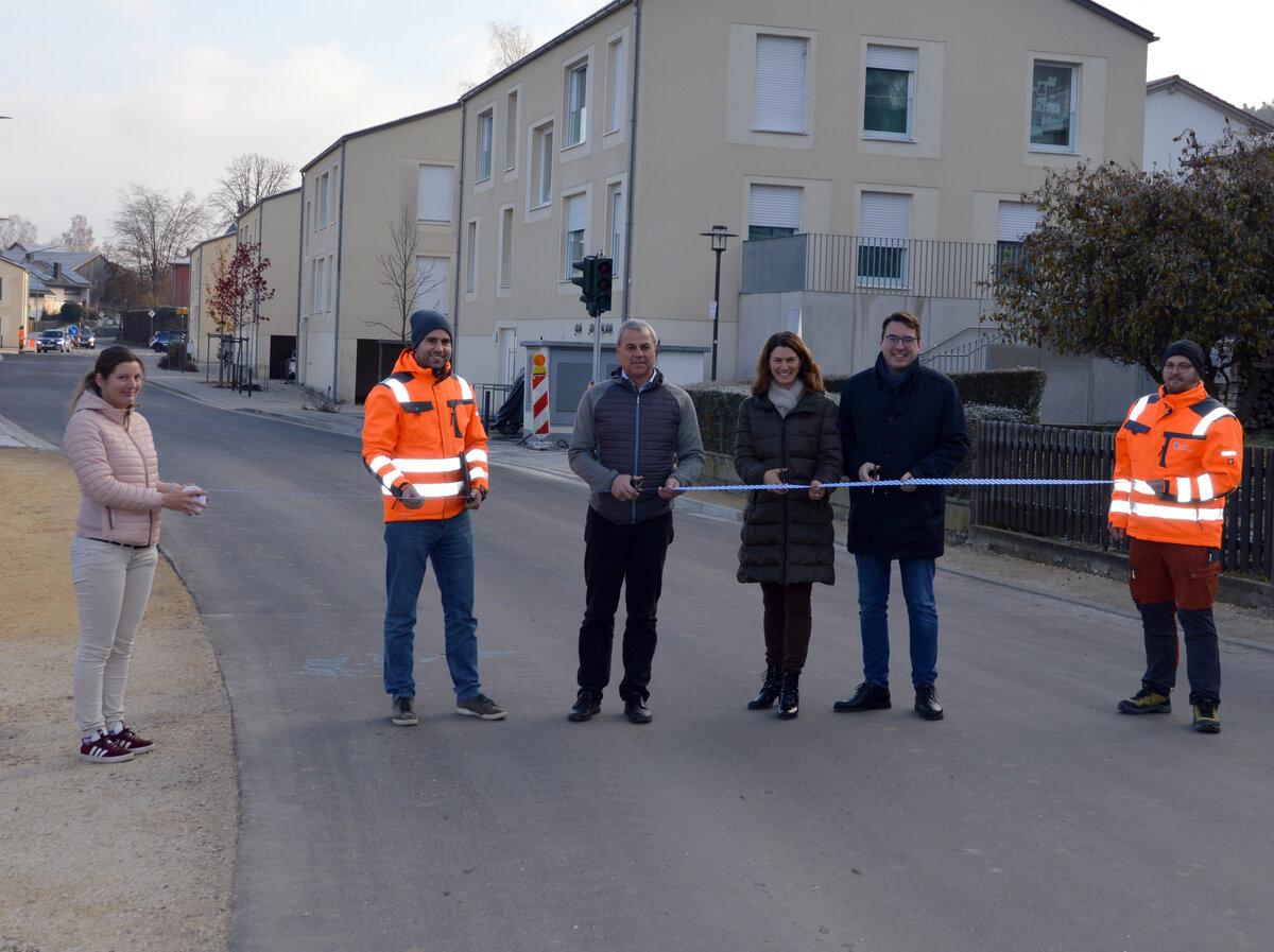 (v.r.): Hr. Edenhofer, Leiter des Kreisbauhofs; Bürgermeister Sebastian Koch; Landrätin Schweiger; Thomas Schnabel, Oberbauleiter der Baufirma Guggenberger; Christian Kirchhöfer, Technische Bauverwaltung Gemeinde Wenzenbach, Fr. Köppl, Tiefbauverwaltung Landkreis Regensburg.