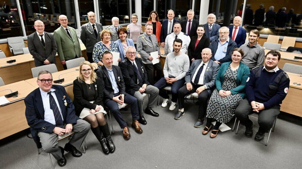 Die Geehrten mit Landrätin Tanja Schweiger (3. Reihe, 5.v.r.) und den Heimatbürgermeisterinnen und -bürgermeistern, den Anregerinnen und Anregern der Auszeichnungen und den Vertreterinnen und Vertretern der beteiligten Vereine.