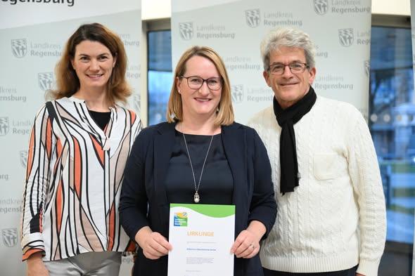 BU1: Die Silberhorn Blechtechnik GmbH aus Brunn erhielt die Gold-Urkunde des Umwelt- und Klimapakts Bayern. (v.l.): Landrätin Tanja, Geschäftsführerin Diane Silberhorn sowie Karl Söllner, Bürgermeister der Gemeinde Brunn.