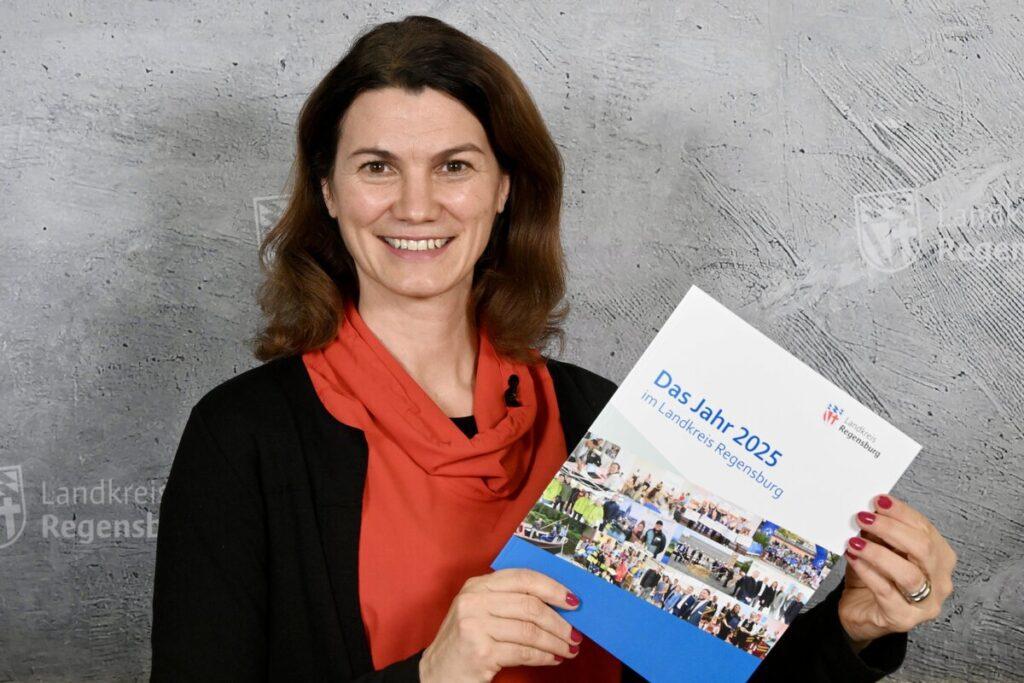 Landrätin Tanja Schweiger präsentiert die neue Jahresrückblicks-Broschüre 2025