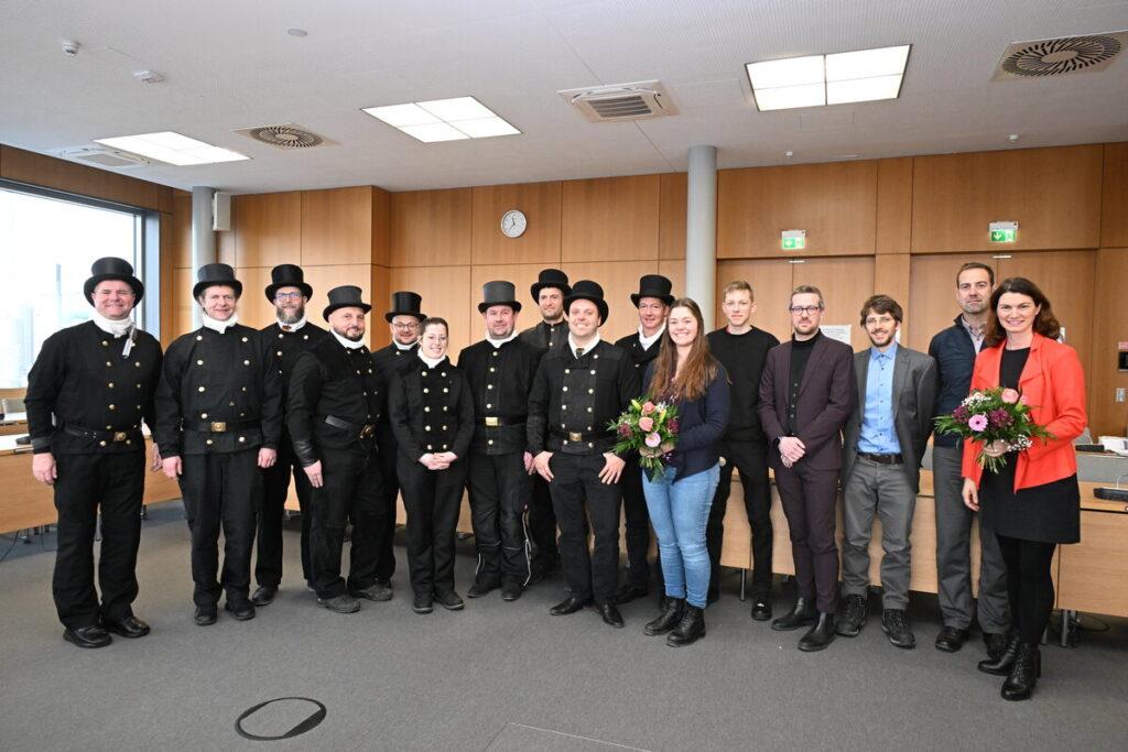 Landrätin Tanja Schweiger nahm die guten Wünsche fürs neue Jahr von den Vertretern der Kaminkehrer-Innung Oberpfalz entgegen. (v.l.) Jürgen Schärl, Florian Kaltenecker, Florian Pelz, Reinhold Schmid, Anton Ferstl, Marco Gunzelmann, Isabella Pohorny (Gesellin), Georg Wechselberger, Christian Dorrer, Andreas Wutz, Sophie Schindlbeck (Immissionsschutz/Landratsamt Regensburg), Fabian Zieris (Auszubildender), Sebastian Herrmann (Abteilungsleiter, Natur- und Umweltschutz), Michael Iglhaut (Abteilungsleiter, Bauamt), Alexander Damm (Sachgebietsleiter Sicherheitsrecht) und Landrätin Tanja Schweiger.