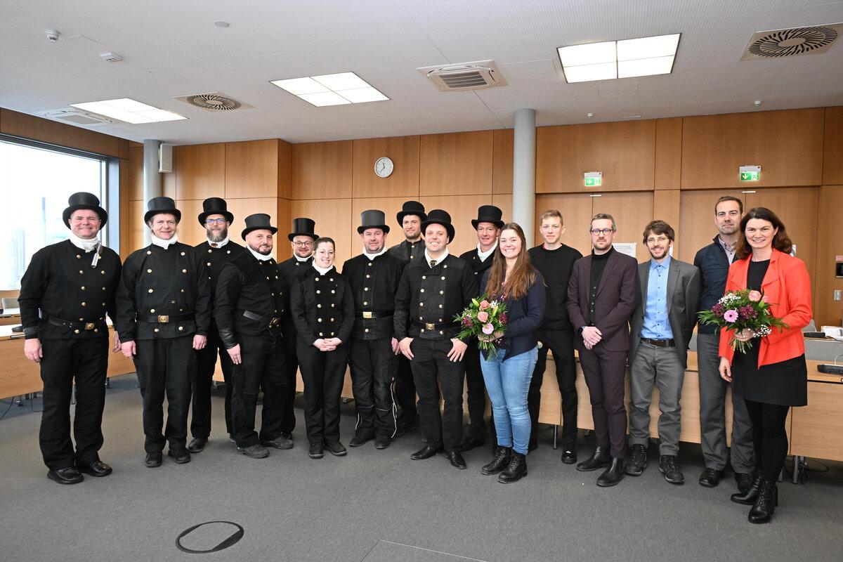 Landrätin Tanja Schweiger nahm die guten Wünsche fürs neue Jahr von den Vertretern der Kaminkehrer-Innung Oberpfalz entgegen. (v.l.) Jürgen Schärl, Florian Kaltenecker, Florian Pelz, Reinhold Schmid, Anton Ferstl, Marco Gunzelmann, Isabella Pohorny (Gesellin), Georg Wechselberger, Christian Dorrer, Andreas Wutz, Sophie Schindlbeck (Immissionsschutz/Landratsamt Regensburg), Fabian Zieris (Auszubildender), Sebastian Herrmann (Abteilungsleiter, Natur- und Umweltschutz), Michael Iglhaut (Abteilungsleiter, Bauamt), Alexander Damm (Sachgebietsleiter Sicherheitsrecht) und Landrätin Tanja Schweiger.