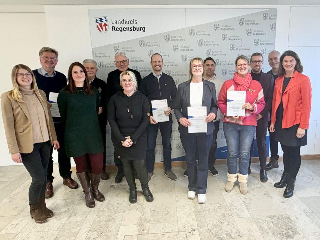 Engagierte Unterstützung für den Naturschutz: Die künftig tätigen Hornissenberater (HB), Naturschutzwächter (NSW) und Biberberater (BB) des Landkreises Regensburg. Hintere Reihe v.l.: Andreas Stolzenberg (HB), Alfred Loritz (NSW), Erich Dollinger (NSW), Dr. Theo Kaiser (HB), Josef Basl-Zeilinger (HB), Hr. Herrmann (Abteilungsleiter Natur- und Umweltschutz), Hr. Lemper (Sachgebietsleiter Naturschutz). Vordere Reihe von links: Fr. Peißer, Fr. Bernhard (Sachbearbeiterinnen Naturschutzrecht), Andrea Hengl (stellvertretend für Thomas und Kristin Hengl), Maria Zauner (BB), Birgit Menschel (HB) und Landrätin Tanja Schweiger.