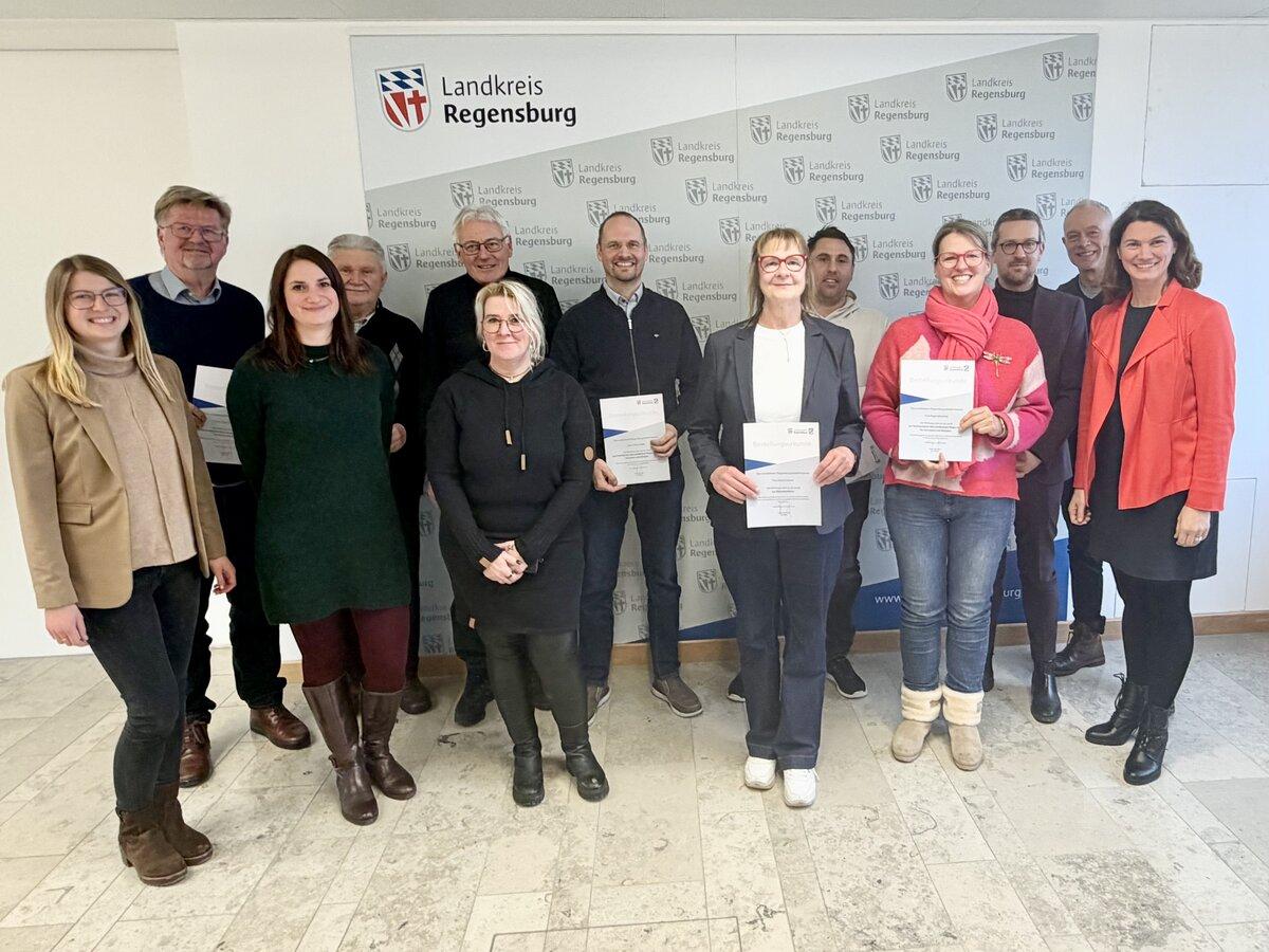 Engagierte Unterstützung für den Naturschutz: Die künftig tätigen Hornissenberater (HB), Naturschutzwächter (NSW) und Biberberater (BB) des Landkreises Regensburg. Hintere Reihe v.l.: Andreas Stolzenberg (HB), Alfred Loritz (NSW), Erich Dollinger (NSW), Dr. Theo Kaiser (HB), Josef Basl-Zeilinger (HB), Hr. Herrmann (Abteilungsleiter Natur- und Umweltschutz), Hr. Lemper (Sachgebietsleiter Naturschutz). Vordere Reihe von links: Fr. Peißer, Fr. Bernhard (Sachbearbeiterinnen Naturschutzrecht), Andrea Hengl (stellvertretend für Thomas und Kristin Hengl), Maria Zauner (BB), Birgit Menschel (HB) und Landrätin Tanja Schweiger.